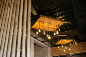 宿务HappyNest Hostel Cebu的餐厅天花板上挂着吊灯