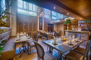 圣胡安奥利弗精品酒店 - 世界小型豪华酒店集团的一间带桌椅的餐厅和一间酒吧