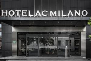 米兰米兰万豪AC酒店的大楼一侧的酒店模米标志