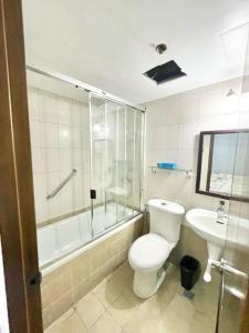 马尼拉Super OYO Capital O 907 Ceo Flats的浴室配有卫生间、淋浴和盥洗盆。