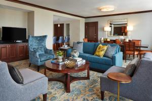 蒙哥马利蒙哥马利会议中心万丽Spa酒店的客厅配有蓝色的沙发和椅子