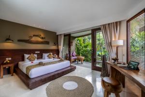 乌布河奈度假酒店的卧室配有一张白色大床和一张书桌