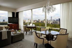 纽约纽约特朗普国际酒店的客厅配有吊灯和桌椅
