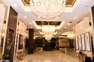 科威特Garden Hotel的大堂设有大吊灯和镜子