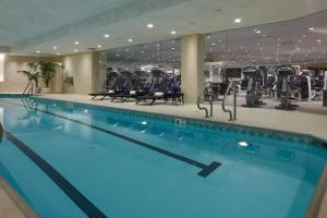 纽约纽约特朗普国际酒店的一个带椅子的游泳池和一间健身房