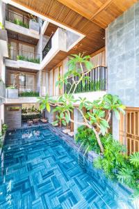 岘港Bonny Boutique Hotel Da Nang的一座室内泳池,里面种有植物