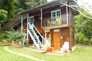 Kampung TekekCheers Garden Chalet的一个小房子,设有楼梯和门廊