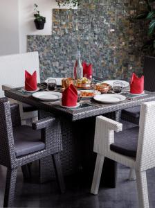 蒙纳全景逍遥酒店的一张桌子上放着食物和红色枕头