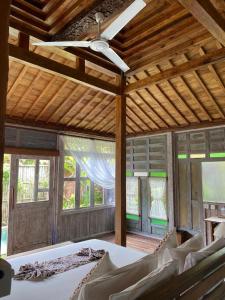 博拉巴图Sarini Villas的一间卧室配有一张床和吊扇
