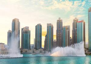 迪拜Ramada by Wyndham Downtown Dubai的水中喷泉的城市,建筑