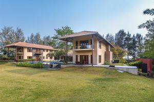 纳西克SaffronStays Courtyard, Nashik - infinity pool villa with a huge party lawn的前面有大院子的房子