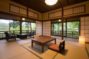 箱根松坂屋本店的客房设有桌椅和窗户。
