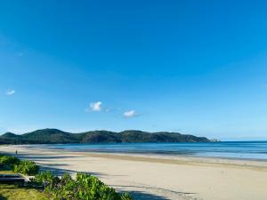 昆岛鲍罗神鹰精品温泉度假村的享有树木繁茂的海滩和大海的景致。