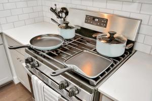 休斯顿Casa Azure - New Modern 3 BR, Med Center, NRG, UH的厨房炉灶上放有2个锅碗瓢盆