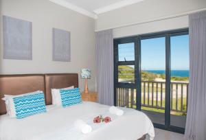 克尼斯纳布伦顿海滨天堂度假酒店的一间卧室设有一张床,享有海景