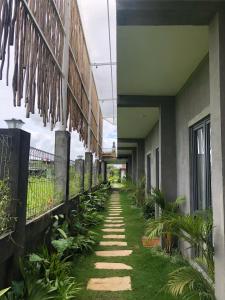 日惹Sawah Tamanan Villa & Resort的建筑的走廊,旁边是植物