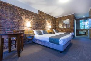 蒙特维尔Montville Mountain Inn的一间卧室设有两张床和砖墙