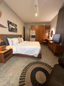 日惹Sawah Tamanan Villa & Resort的酒店客房设有一张大床和一张书桌。