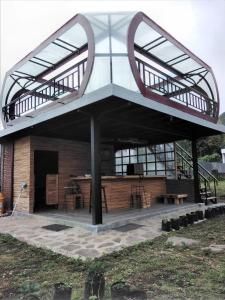 塞姆博伦拉旺Dafano Villa的一座带桌椅的屋顶建筑