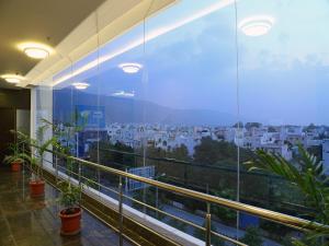 蒂鲁帕蒂Renest Tirupati的市景阳台