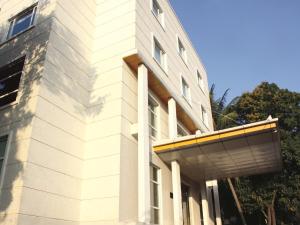 钦奈Keys Select by Lemon Tree Hotels, Katti-Ma, Chennai的白色砖砌的建筑,边有遮阳篷
