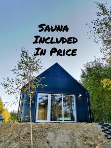 LieplaukėModern Sauna Cabin in Horse Ranch的蓝色房子,带有桑拿的词
