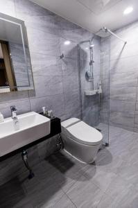 蔚山Ashton Hotel的浴室配有卫生间、盥洗盆和淋浴。