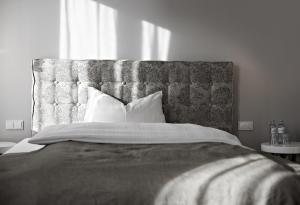 巴特哈尔巴达豪斯 - 酒店/餐饮/咖啡厅的卧室配有带白色枕头的大床