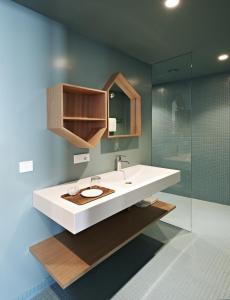 巴特哈尔巴达豪斯 - 酒店/餐饮/咖啡厅的一间带水槽和玻璃淋浴的浴室