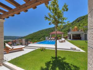 StudenciVilla Finca Lazeta的一个带游泳池和房子的庭院