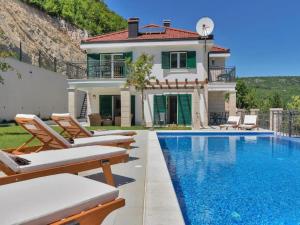 StudenciVilla Finca Lazeta的别墅前设有游泳池