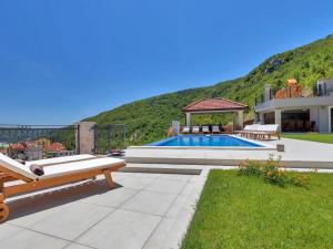 StudenciVilla Finca Lazeta的一座带游泳池和凉亭的房子