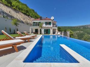 StudenciVilla Finca Lazeta的房屋前有游泳池的房子