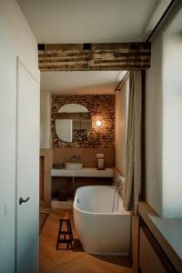 MaarkedalPlein 11的浴室配有白色浴缸和镜子