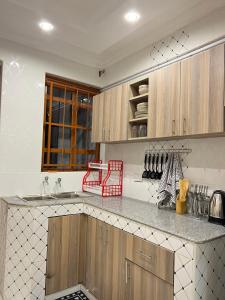 埃尔多雷特Regency Stays的厨房配有木制橱柜和台面