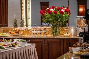 克拉科夫格罗德克酒店的自助餐,在柜台上摆放红色鲜花和食物
