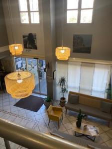 蒙彼利埃基里亚德蒙佩里尔中央安蒂格纳酒店的客厅配有沙发、桌子和窗户