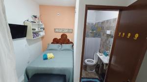 特赖里Casinha guagiru的一间带床的小卧室和一间浴室