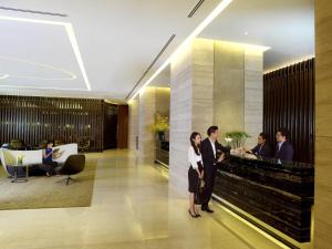 新加坡One Farrer Hotel的一群站在大厅里的人