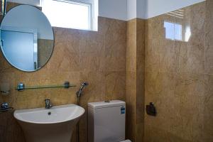 亭可马里Catamaran6 Guest Inn的一间带水槽、卫生间和镜子的浴室