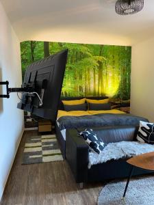 比勒费尔德Wood-Appartement的客厅配有两张床和一台大电视