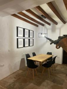格拉茨莱马Casa Lucas的一间带木桌和椅子的用餐室