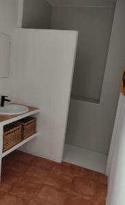 格拉茨莱马Casa Lucas的一间带水槽和白色墙壁的浴室