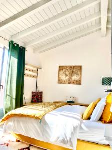 圣萨蒂南艾普特villa Luberon的一间卧室配有一张带黄色枕头的大床