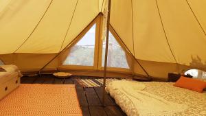 AbelaSublim' Ecolodge的一个带床和大窗户的帐篷