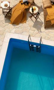 德拉格MiaBella Resort的庭院里带毛巾的蓝色游泳池