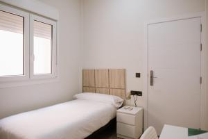 梅利利亚Melilla Centro Hotel ***的一间卧室设有两张床和窗户。