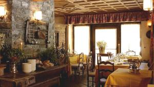尚波吕克Hotel Breithorn的一间设有桌子和石墙的用餐室