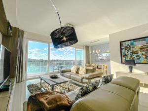斯利马Luxury Seafront Apartment by SOLEA的带沙发和大窗户的客厅