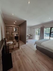 约翰内斯堡Le'Ciara Luxury Guest House的一间卧室配有一张床和一张书桌